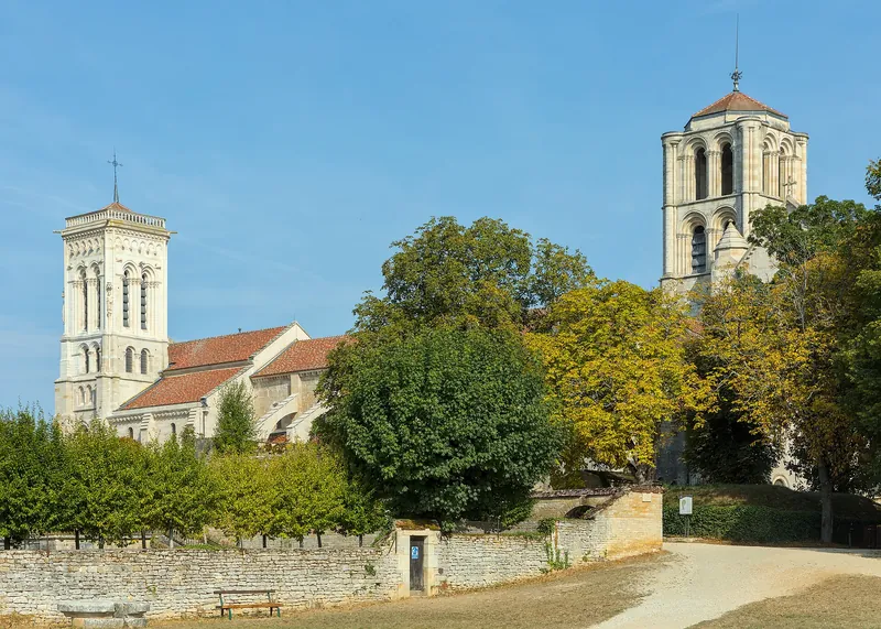 Bazylika w Vézelay z wieżami wśród drzew, w słoneczny dzień