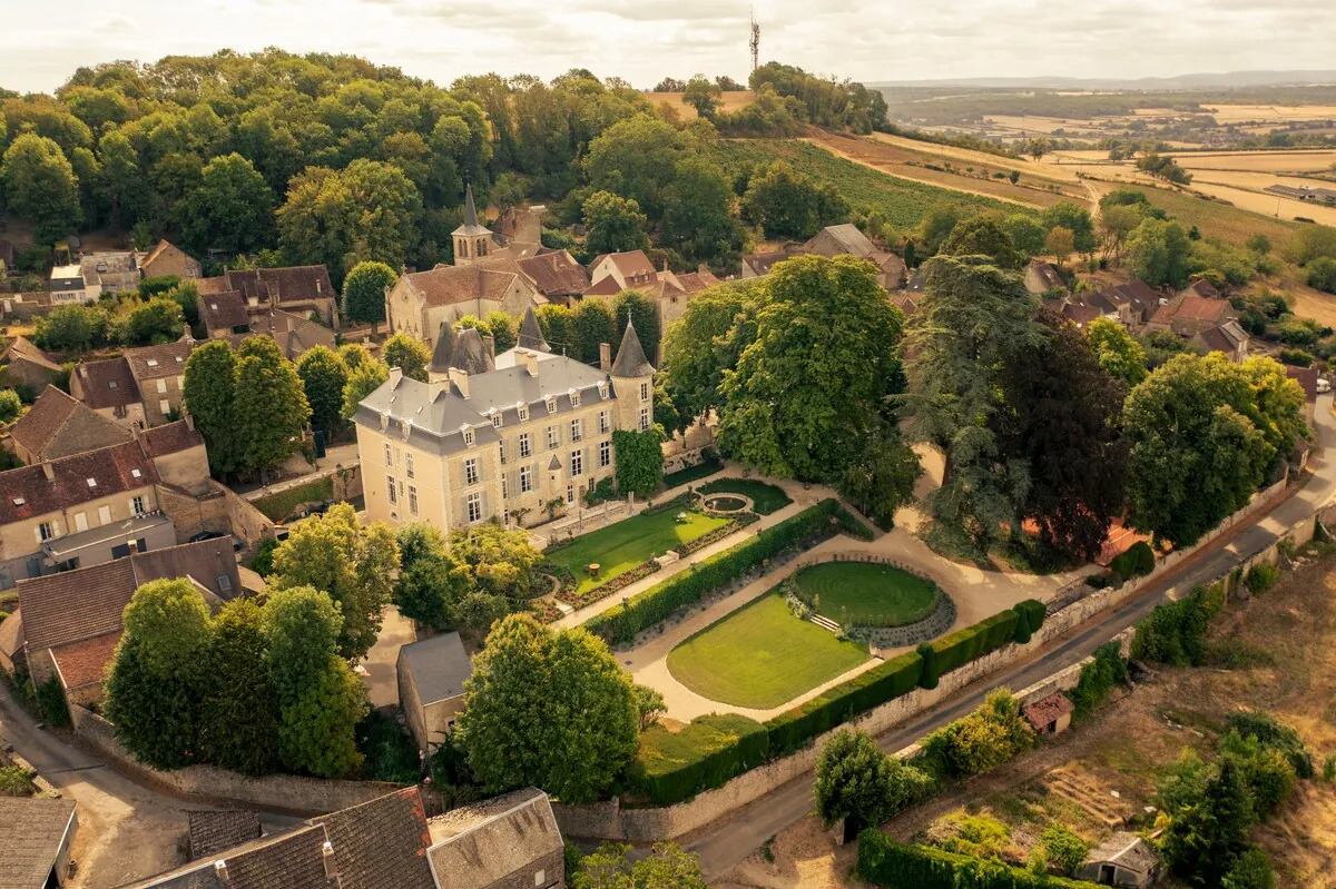 Château de Tharoiseau z ogrodem i wieś Tharoiseau z lotu ptaka, w tle pola Burgundii